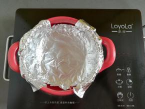 在砂锅里垫一张大小合适的锡纸