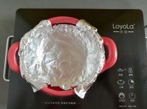 在砂锅里垫一张大小合适的锡纸