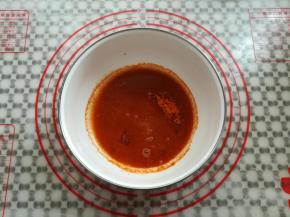 新奥尔良腌料粉和水按照1：1比例调制搅拌均匀