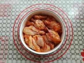 把鸡根翅全部放入腌料中