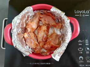 锡纸上放入5个鸡根翅（多的鸡根翅后面继续烤）