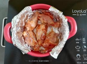 锡纸上放入5个鸡根翅（多的鸡根翅后面继续烤）