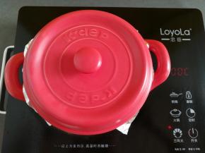 把砂锅的盖子盖上，开中火烤20分钟