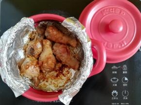 烤完设定时间后利用电陶炉和砂锅的余温焖5-10分钟就可以开吃了