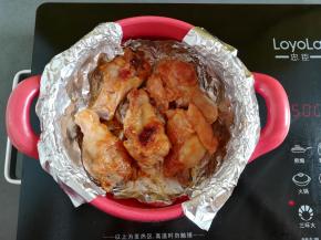 烤20分钟后打开盖子给鸡根翅翻面，盖上继续中火烤20分钟