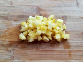 菠萝切成小丁