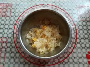 银耳撕成小朵