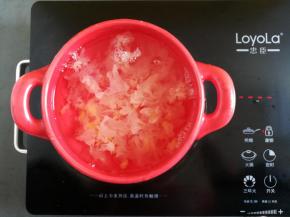 砂锅里加入大约1L凉水，放入银耳