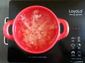 砂锅里加入大约1L凉水，放入银耳