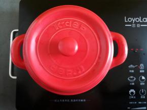 盖上砂锅盖子，中火煲1小时