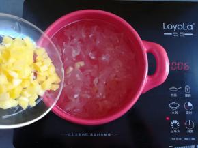 银耳汤里加入菠萝丁