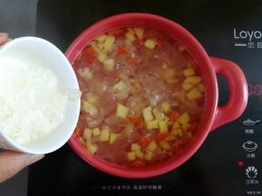 加入冰糖搅拌一下