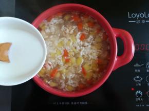 加入勾芡好的玉米淀粉液