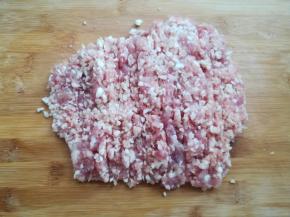 猪肉、马蹄剁碎，喜欢颗粒粗的到这个程度就可以了