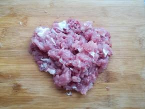 猪肉洗净控干水剁成肉泥