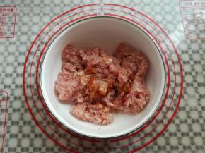 找一个大碗，放入肉泥，盐，生抽，鱼露混合均匀