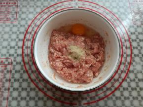 再次加入鸡蛋和胡椒粉，同一个方向搅拌几分钟