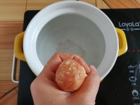砂锅里装适量的清水，用手的虎口把丸子挤出来