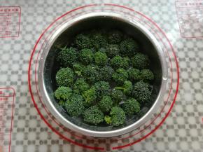 西兰花分成小朵，用水泡几分钟备用