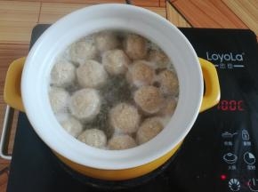 丸子煮熟以后会浮到水面上，把浮沫舀掉