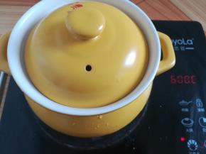 盖上砂锅盖子，大火烧开（冷水上锅煮)