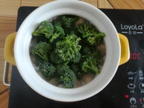 加入适量的西兰花