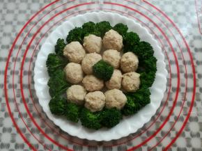 趁热把丸子和西兰花摆盘