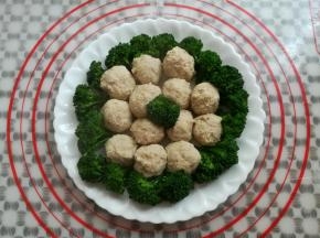 趁热把丸子和西兰花摆盘