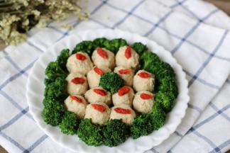 装盘开吃吧，每个肉丸上装饰上枸杞，增色不少