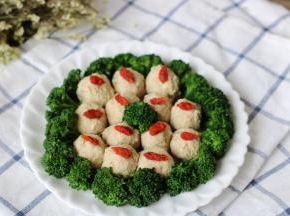 装盘开吃吧，每个肉丸上装饰上枸杞，增色不少