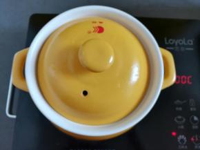 盖上砂锅的盖子大火煮20分钟