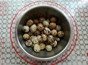 鹌鹑蛋清洗一下沥干水
