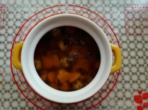 加入适量的水，放八角和生姜片