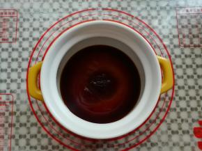 砂锅里放入生抽，蚝油，鱼露（鱼露是咸的所以没放盐）