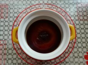 砂锅里放入生抽，蚝油，鱼露（鱼露是咸的所以没放盐）