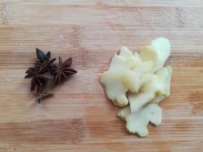八角洗净，生姜洗净去皮切薄片