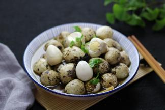 比起以前卤的颜色黑乎乎的卤蛋相比，这次的更好吃