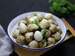 比起以前卤的颜色黑乎乎的卤蛋相比，这次的更好吃