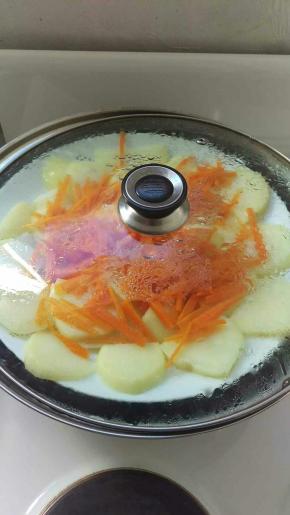 土豆切块，红萝卜切丝，盖上保鲜膜拿去蒸熟，