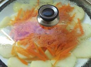 土豆切块，红萝卜切丝，盖上保鲜膜拿去蒸熟，