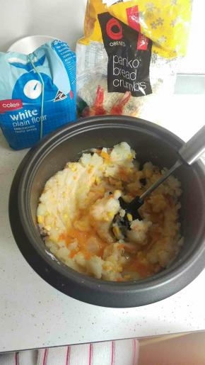 蒸好土豆后加入鸡蛋+面粉+全部的辅料，压扁，搅拌均匀。