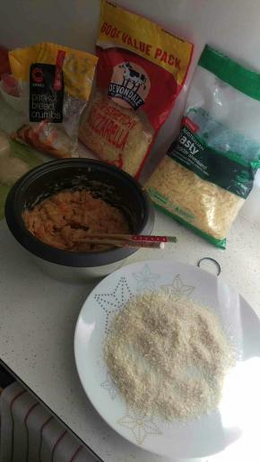 把芝士放入一个小碗，剪细。