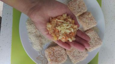 放一些在手里，中间加入芝士，再揉成圆，做成你喜欢的图案。