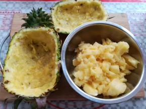 用小勺子把菠萝肉挖出来