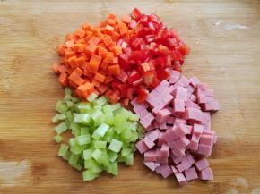 胡萝卜，莴苣，红椒，火腿肠切丁