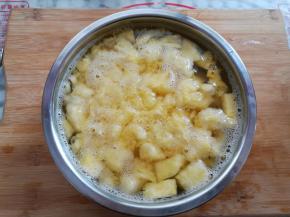 菠萝肉泡用盐水泡一下去除涩味