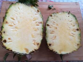 菠萝按照3：1比例切成2瓣