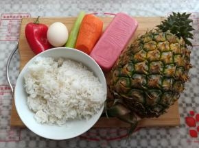 准备好做炒饭需要的材料