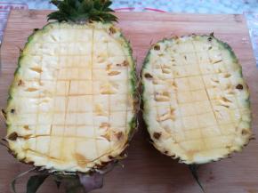 在菠萝里划小格子，不要把底部划破了