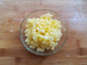 菠萝肉切成丁